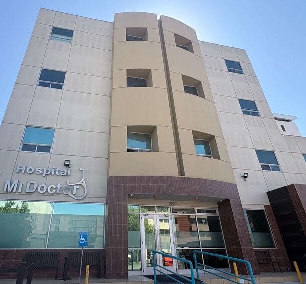 Exterior view of a bariatric hospital in Tijuana, showcasing a modern, welcoming facility specializing in weight loss surgeries.