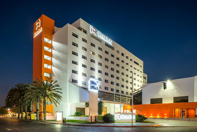 Hotel Real Inn Tijuana exterior view showcasing modern architecture, located in the heart of Zona Río, ideal for leisure and medical travelers seeking comfort and convenience.